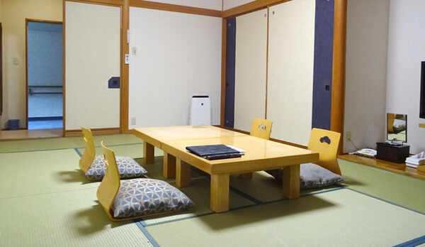 客室一例／和室12畳。グループやお家族でのご宿泊にオススメ！