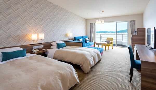 ☆【客室】41平米洋室レイクビュー｜目の前には浜名湖の景色が広がっています。