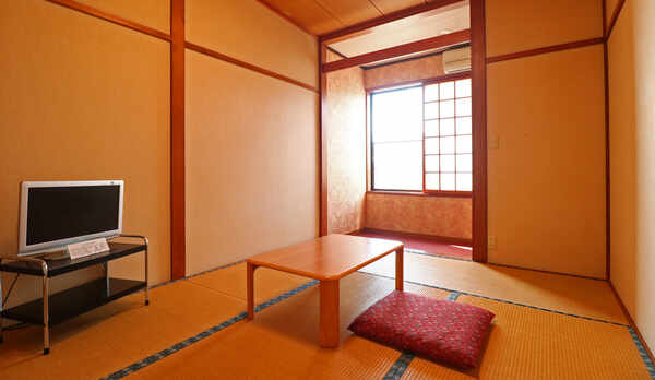 ■客室一例 和室6畳　1〜3名様用の客室です。昔ながらの和室で気兼ねなくご利用頂けます。