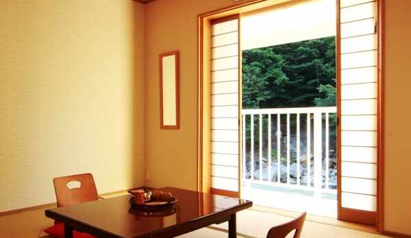 ☆7畳のお部屋　窓からは中津川の自然を楽しめます