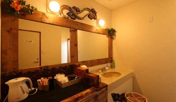 【離れのバリ風セミダブル】洗面・トイレ有り