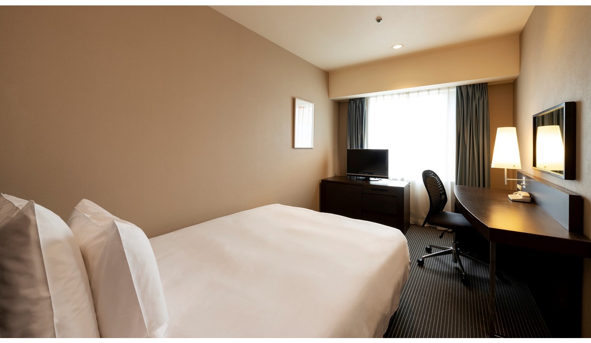 シングルルーム。使いやすいライティングデスクや家具・ズボンプレッサーがビジネスマンに好評です。