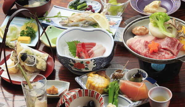 ベテラン板長が作る昔ながらの旅館御膳、旬菜や地物を丁寧に調理した夕膳+上州牛（一例）