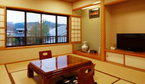 *【和室10畳】里山の風景が広がるゆったりとした和室。