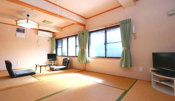 6畳+4.5畳和室◆と二間続きのゆったりしたお部屋です。ご家族からグループでご利用下さい。