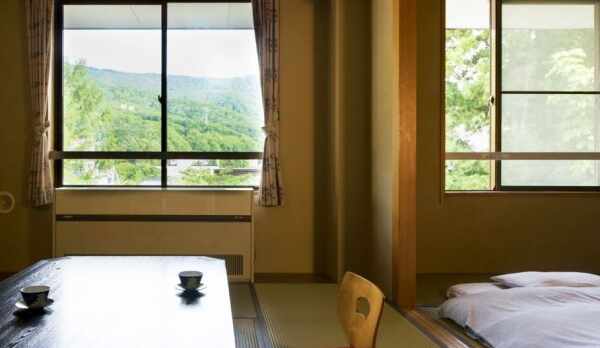 【和室次の間付】布団の部屋を分けて使用するなど、広々とした空間でお寛ぎ下さい