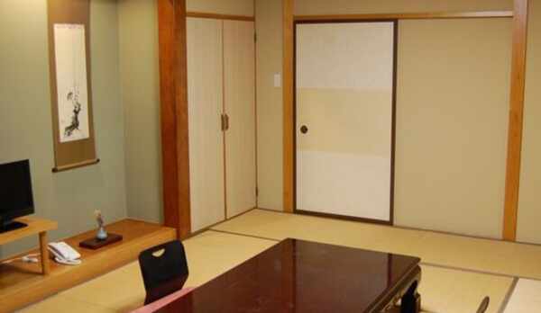 落ち着いた雰囲気の和室　客室一例　２