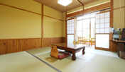 心落ち着く和室で都会の喧騒を離れお寛ぎください。（和室8畳）