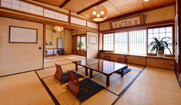 *【お部屋一例／亀・和室8+10畳】ふすまで仕切れば、プライベートな空間が保てます。