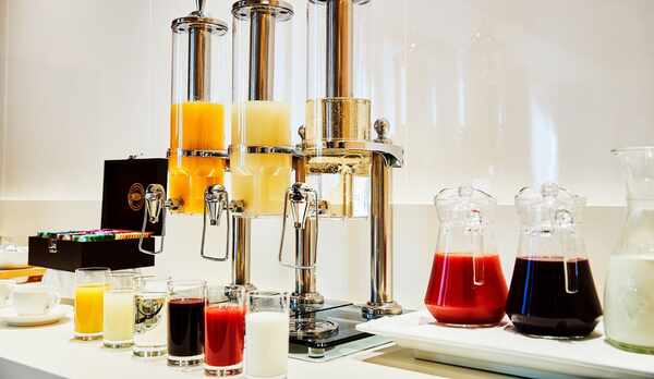 朝食会場では豊富なドリンクをご用意しております。