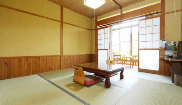 心落ち着く和室で都会の喧騒を離れお寛ぎください。（和室8畳）