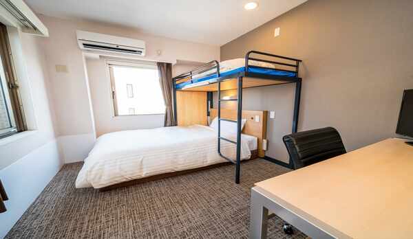 ダブルベッドとロフトベッド付