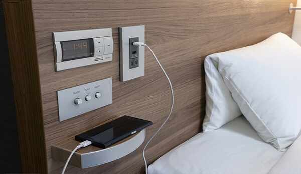 枕元にはUSBコンセントございます。