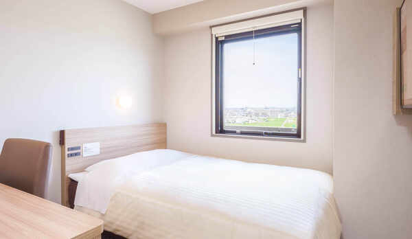 眠りを追及した150cm幅のワイドベッドと適度な硬さのマットでぐっすり