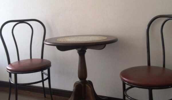 お部屋にテーブル＆チェアをご用意しています。