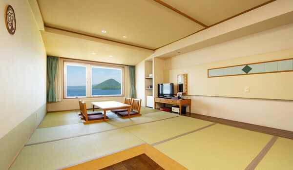 【西館・和室10畳】温泉宿定番の和室。5名の利用が可能な湖側客室