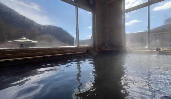 四季の山々を望む　内湯　大　