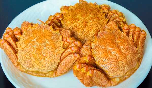 【食事】贅沢に一人一杯の毛ガニがついたプランもございます！