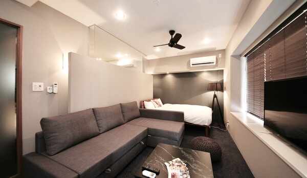 1LDK　全体白　キッチン側