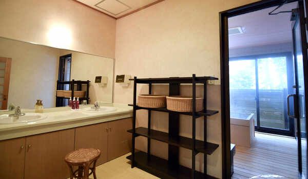 【温泉半露天風呂付客室・洗心の間】広々とした洗面台。奥には半露天風呂