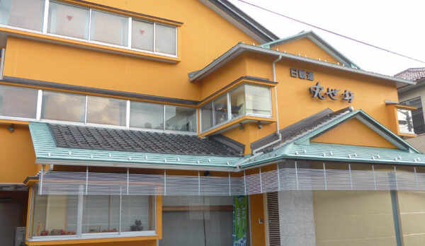 モダン造りの三階建て。エレベーターも完備。　2013年外観リニューアルしました。