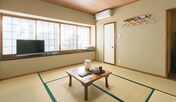 *【客室一例／和室】畳敷きが心地よい落ちた和室で、お寛ぎください。