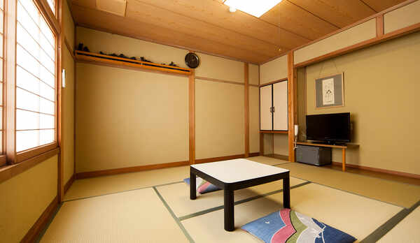 ・和室8畳（洗面所付・バストイレ共同）：畳の香り漂う落ち着いた佇まい