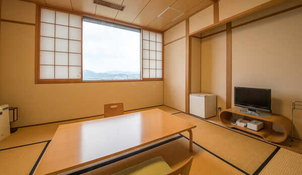 *【和室8畳】窓からはのどかな田園風景が見渡せます。