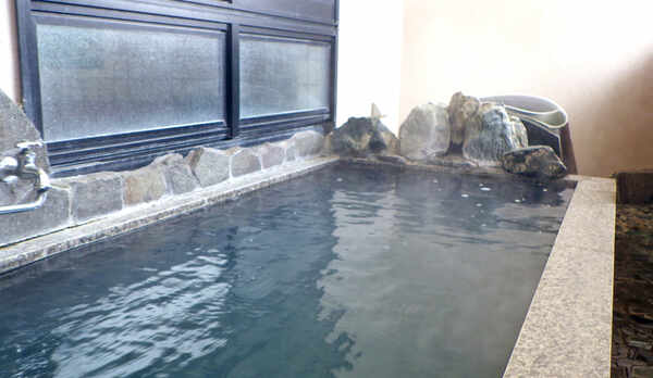 *【半露天風呂】夏季限定♪季節の風を感じながら、肌に優しいトロトロのお湯を満喫！