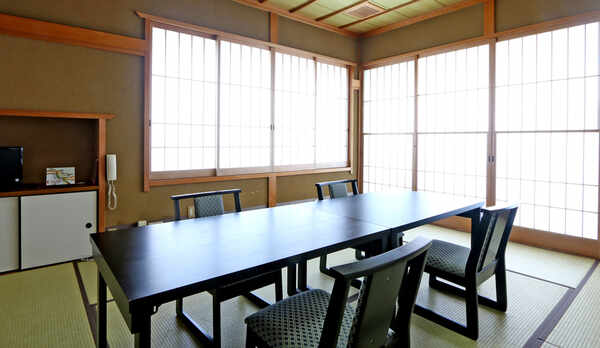 5〜10名まで入れる大人数用のお部屋もございます
