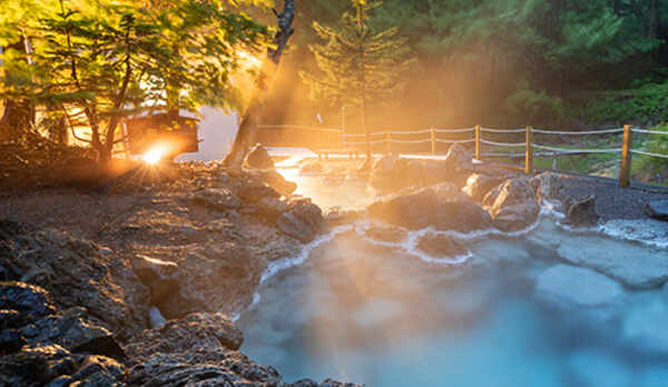 ■露天風呂■幻想的に輝く庭園岩風呂。混浴なのでお連れ様ご一緒にお楽しみいただけます