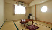 【和室10〜15畳】まあるい窓がいい演出をしていますね