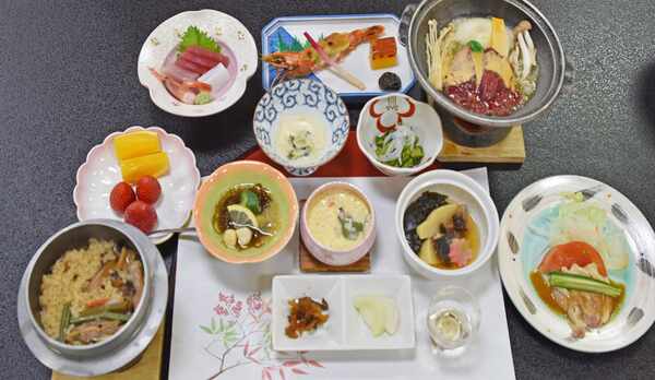 *【夕食一例】四季折々の旬の食材が並ぶあたたかい和会席