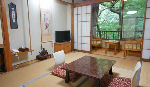 本館トイレ付き滞在向き和室