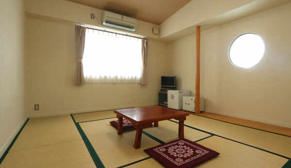 【和室10〜15畳】まあるい窓がいい演出をしていますね