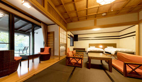 *和室二間／ソファセットでくつろげる8畳の居間