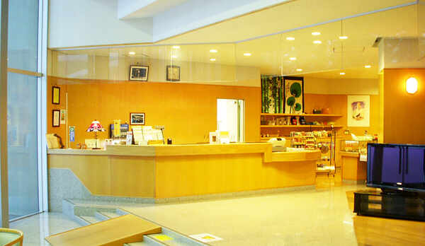 *【フロント】こちらで皆さんをお迎えします。