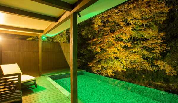 プライベート温泉プール・内湯付き川沿いヴィラ【関山　kanzan】 ライトアップ夜景