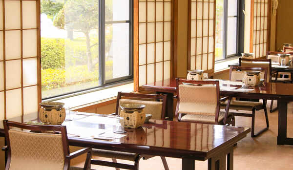 ・お食事処　お庭を眺めながらゆっくりとお食事していただけます