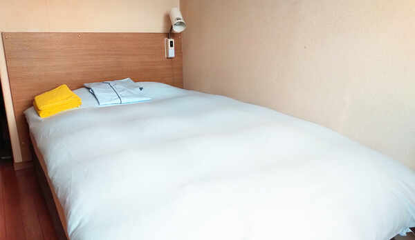 客室（セミダブルベッド）