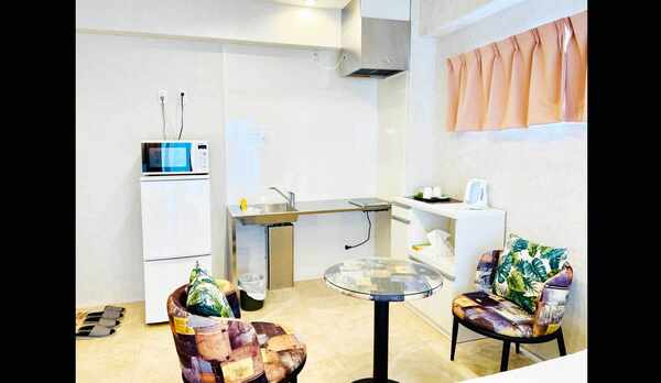 【部屋一例】簡易キッチン、レンジ、冷蔵庫等完備しております