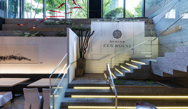 【レストラン】自然光が差し込む明るい店内