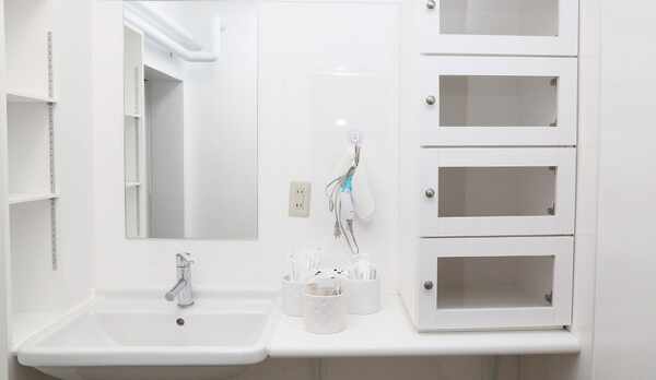 【脱衣所】明るく清潔な脱衣スペース