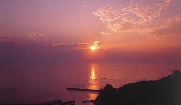 当館からの眺め。水平線から昇る朝日（春〜夏）