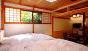 【客室】本館和洋室二間。ベッドルーム＋6畳和室の和モダンなお部屋。 
