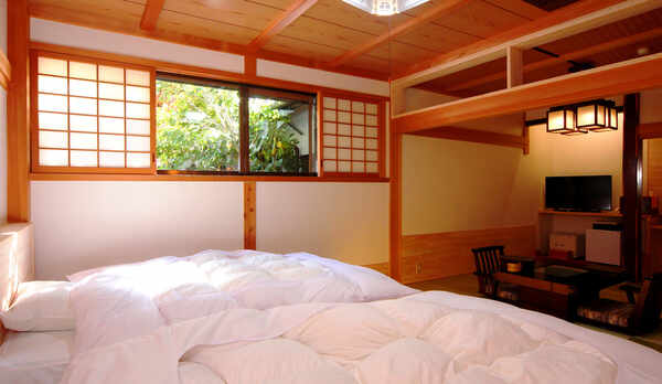 【客室】本館和洋室二間。ベッドルーム＋6畳和室の和モダンなお部屋。 