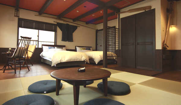 【光の間】海辺の船小屋をコンセプトにしたモダンな和洋室。お部屋にある珍しい漁具にもご注目ください。