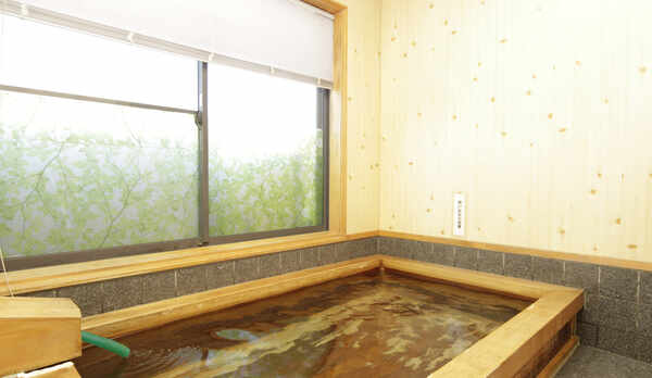 ≪檜風呂≫ゆっくりと旅の疲れを癒してください。他に若狭湾を眺望できる≪展望風呂≫がございます♪