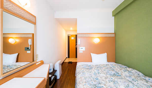 ゆったりダブルベッドをご用意しています。