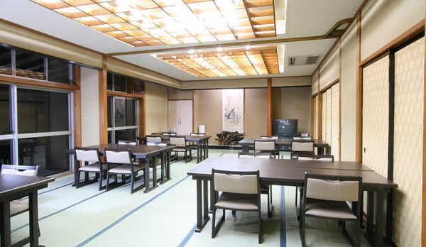 和テーブル式会食場